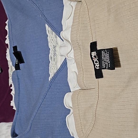 📣Bundle of 3️⃣ Rib V-nneck Tops Lace Ruffles Detail Rhinestone Buttons Size Med - Picture 6 of 6